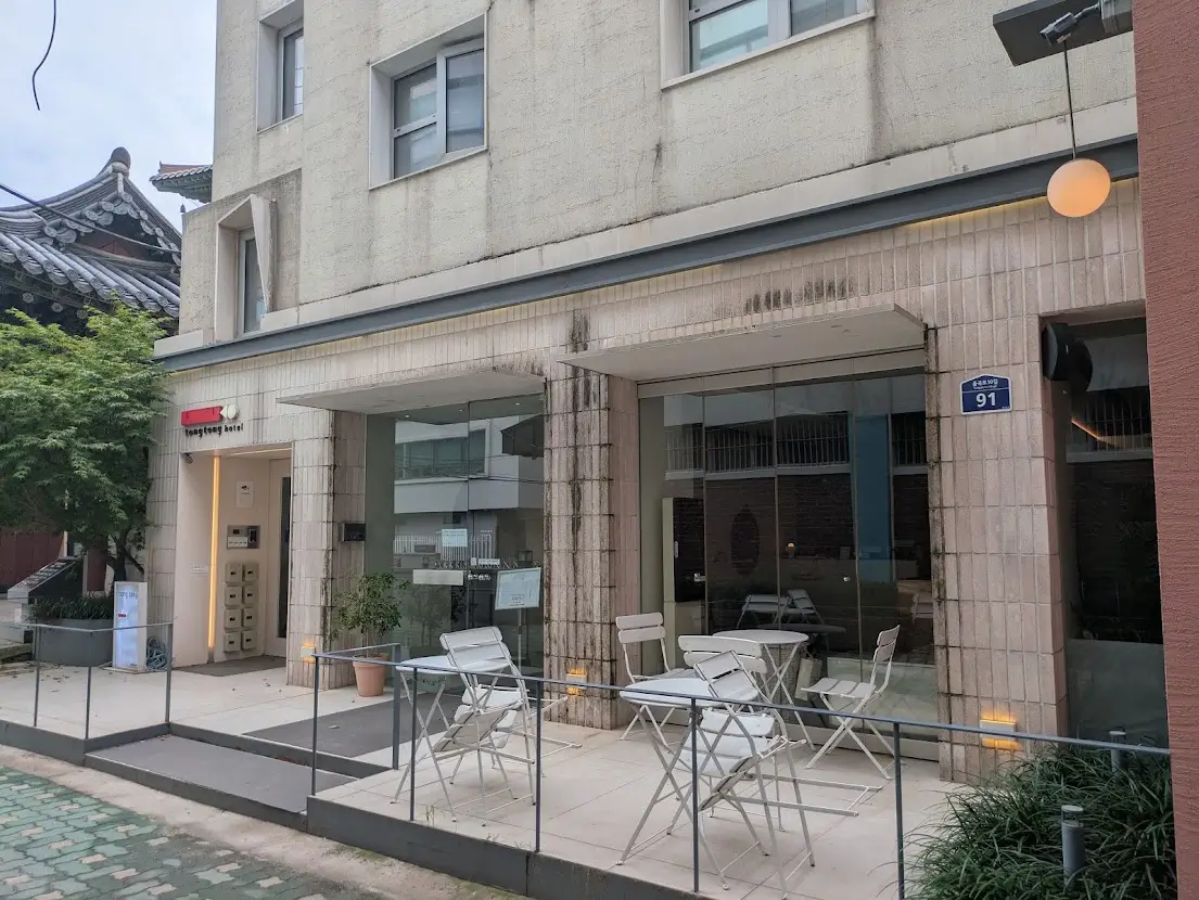tong tong petit hotelの入口