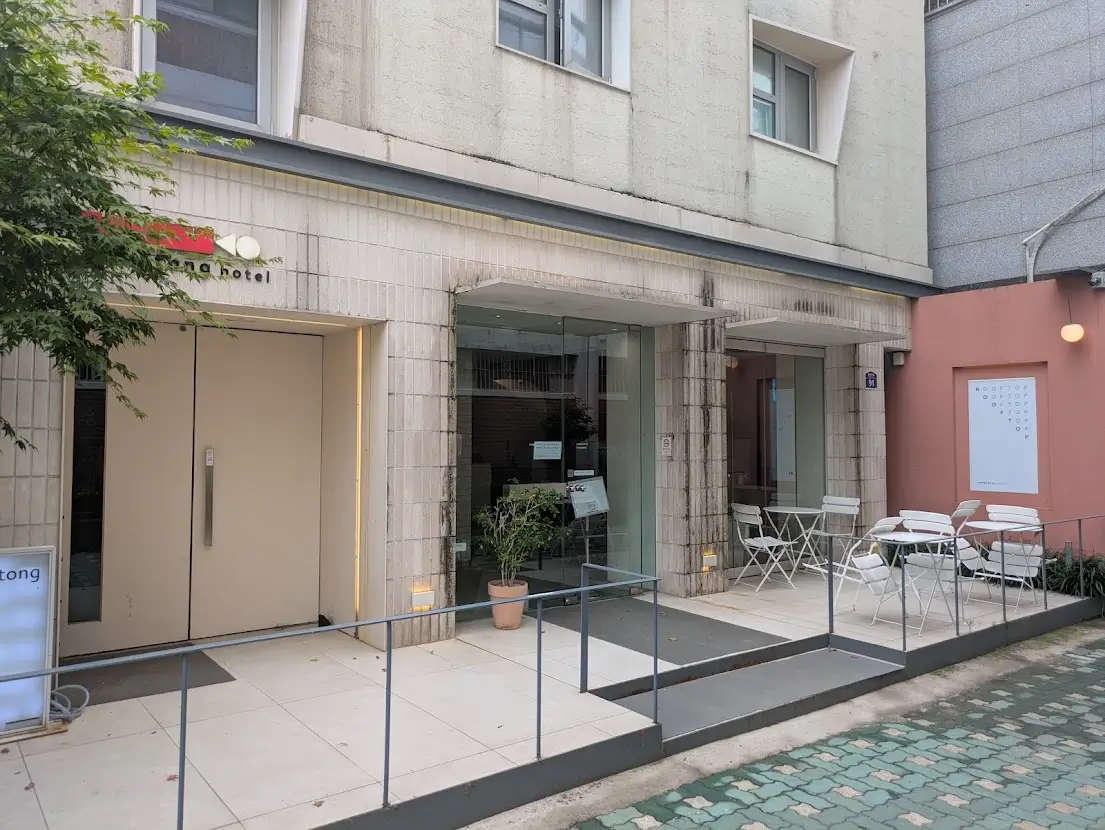 tong tong petit hotelの入口正面