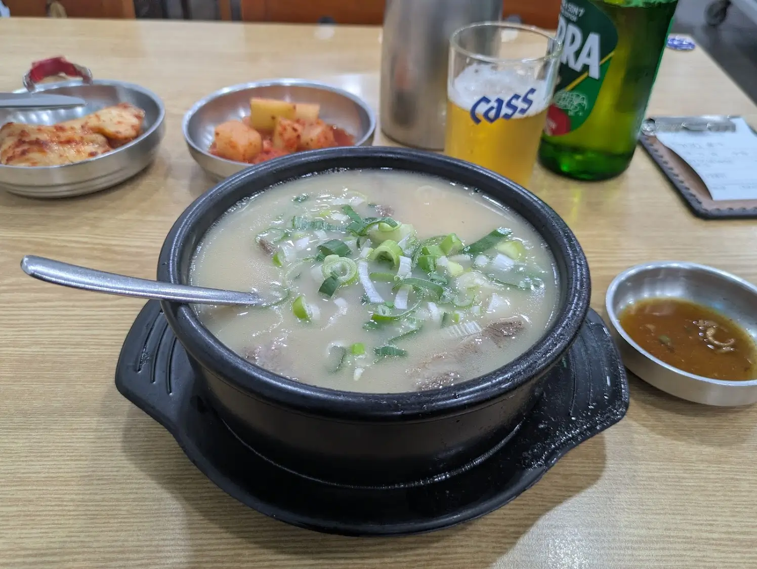 ソルロンタンをすくった図、牛肉アップ