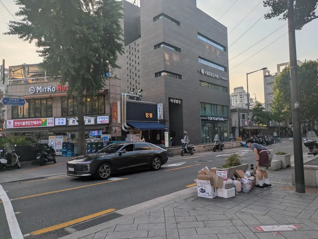 ホテル付近の夕方の街並み
