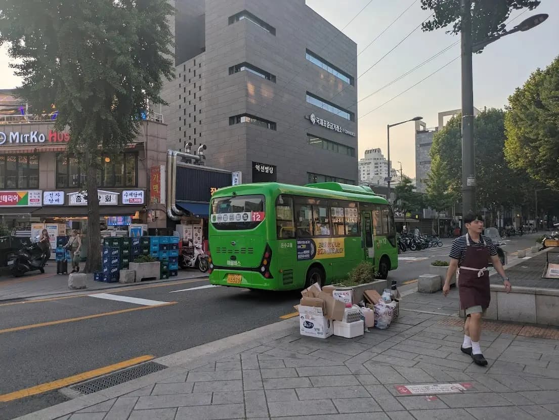 緑のバスが走る街並み