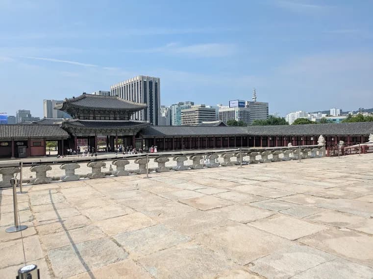高台から見た景福宮とビル群