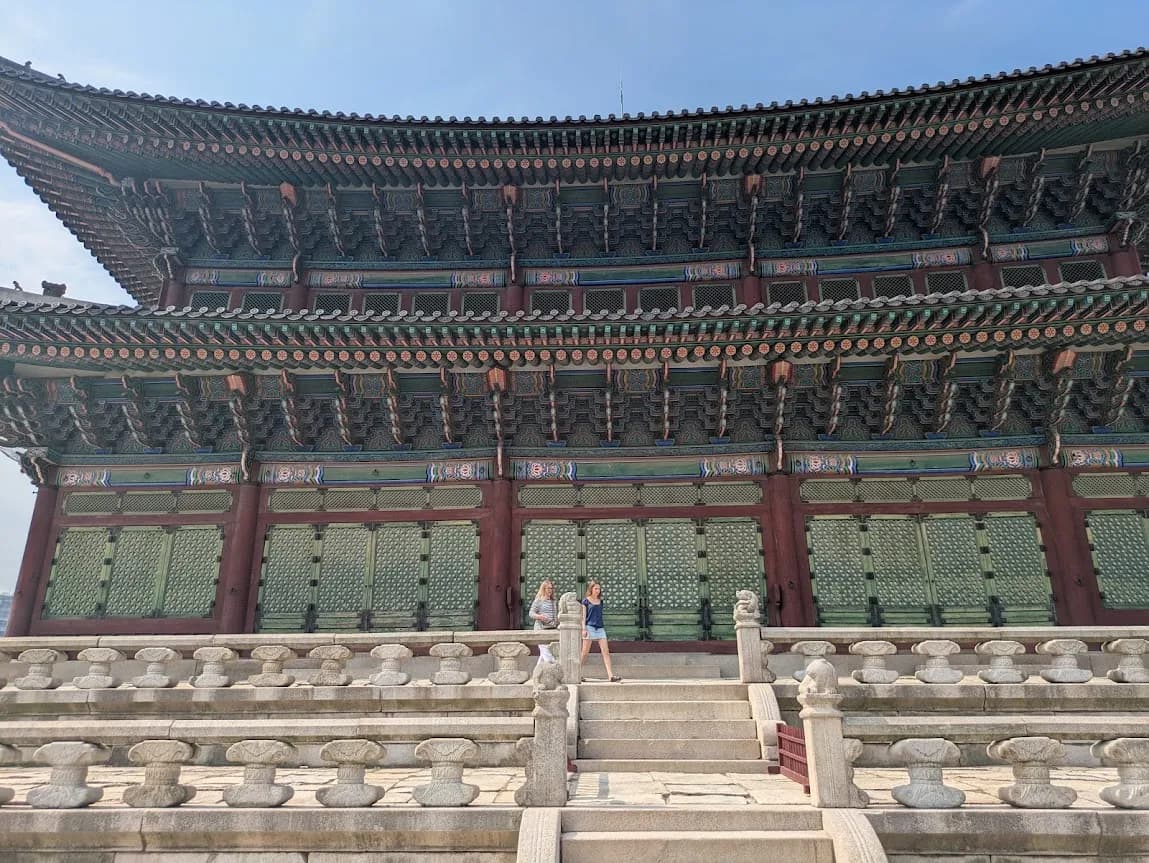 思政殿の建物外観