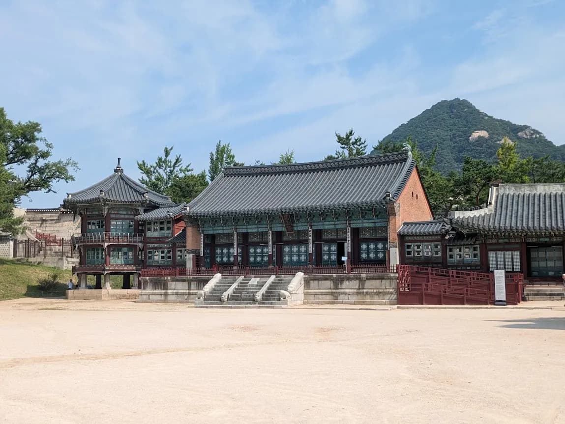 石階段の彫刻