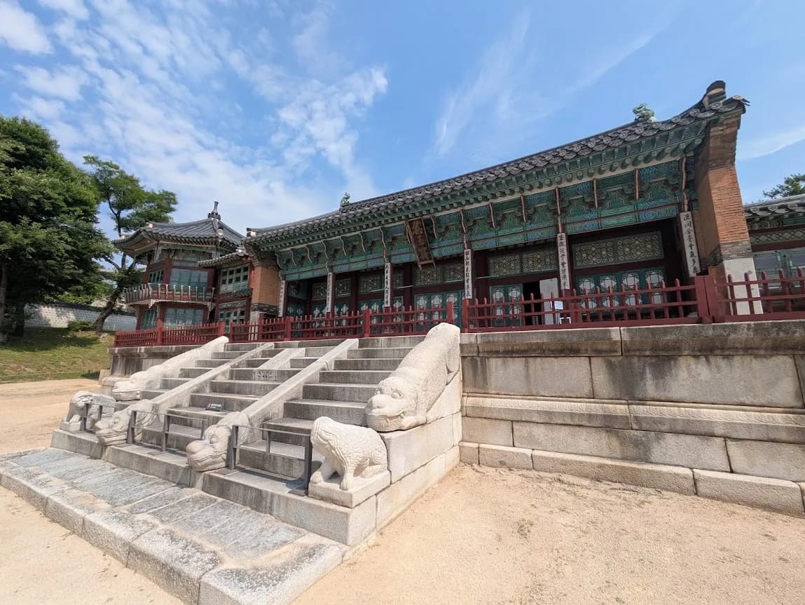慶会楼と山の風景