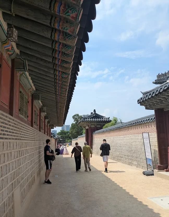 石階段の彫刻アップ