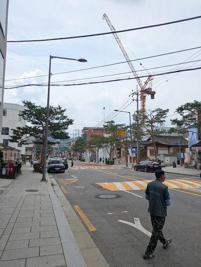 クレーンが見える街路