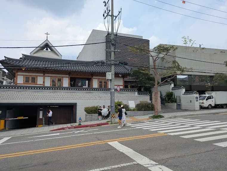 教会と韓屋が隣り合う街並み