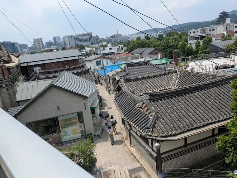 北村風の路地と瓦屋根