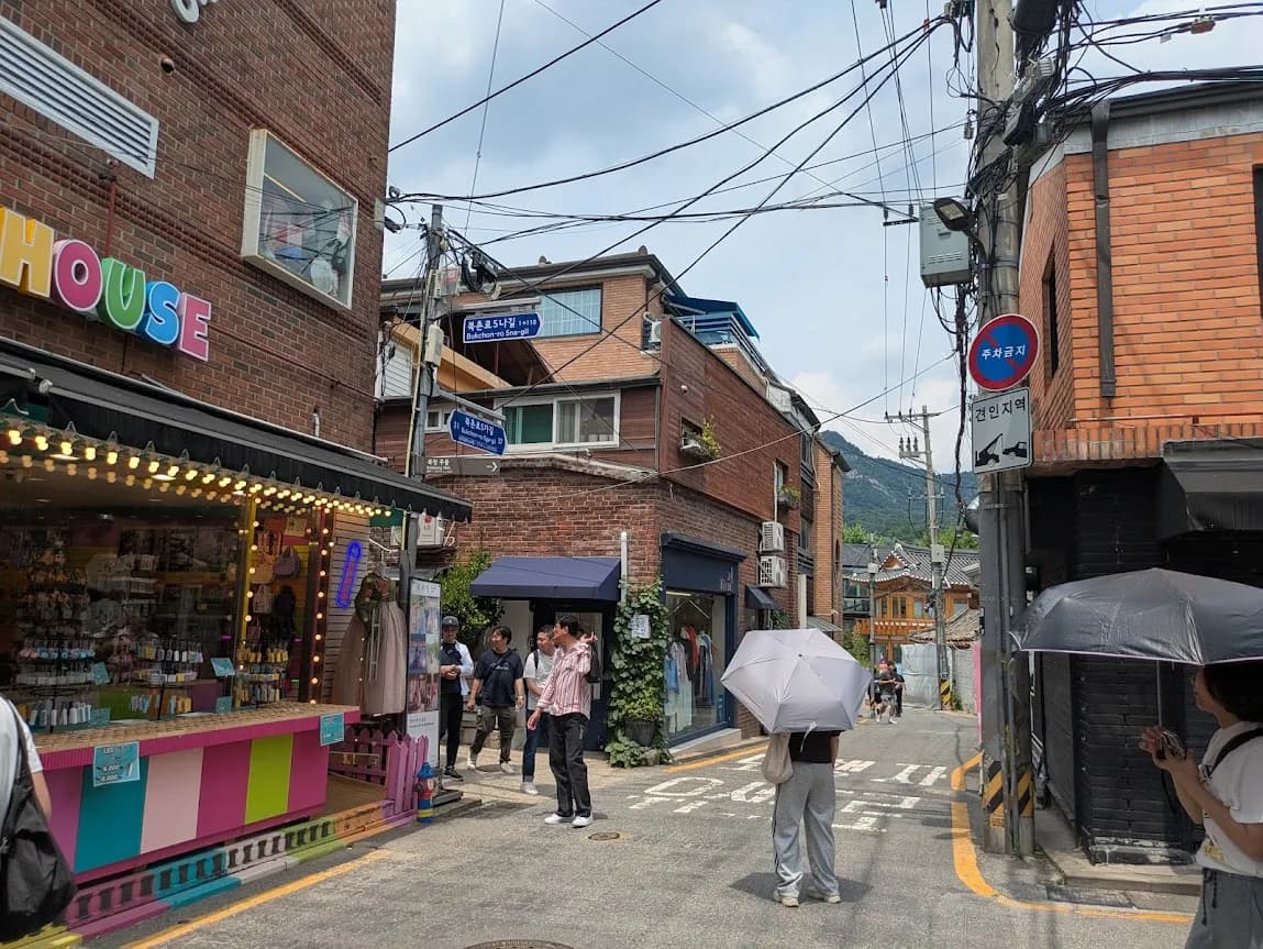 カラフルな店舗が並ぶ路地