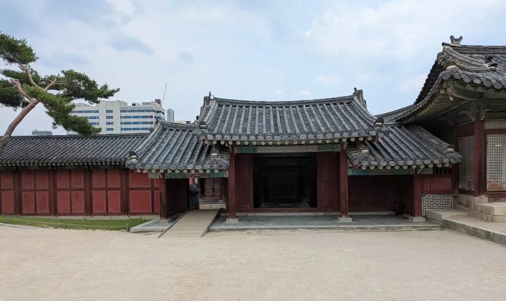 昌徳宮の建物と池の風景