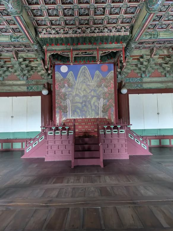 昌徳宮の木々と建物