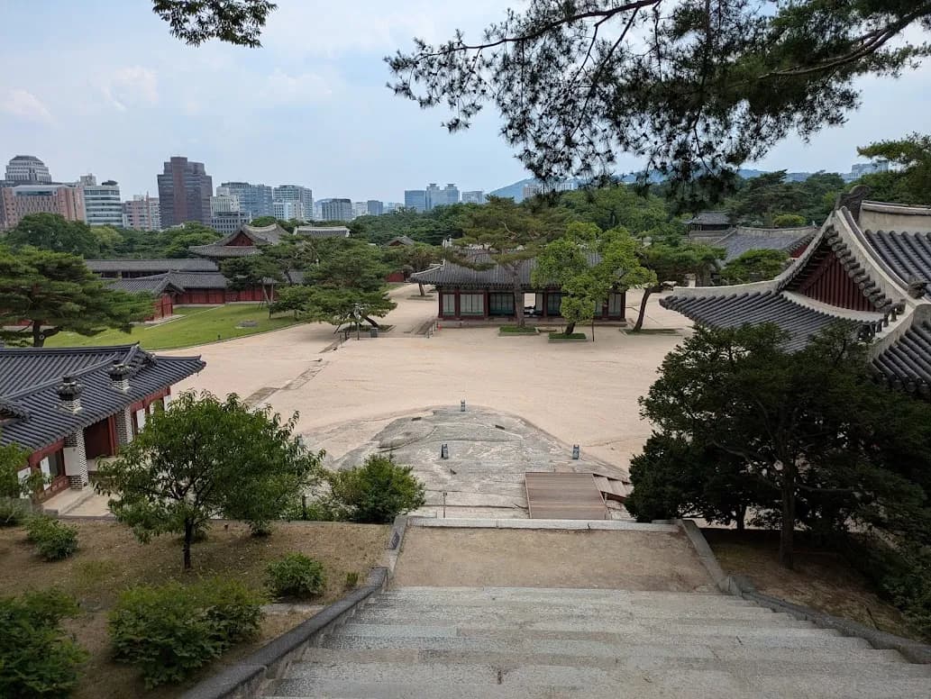 昌徳宮の建物、庭園側から