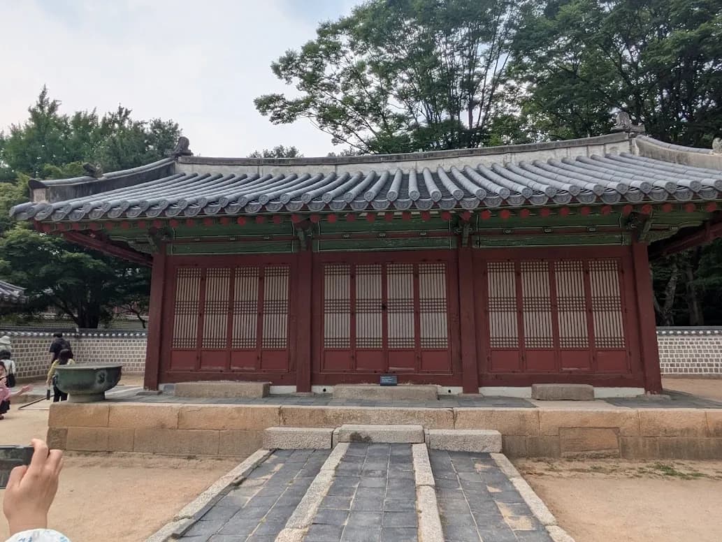 宗廟の下にある石の足場