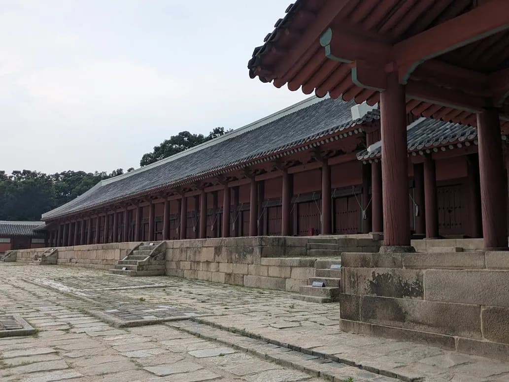 宗廟の正殿。韓国で一番幅が広い建物