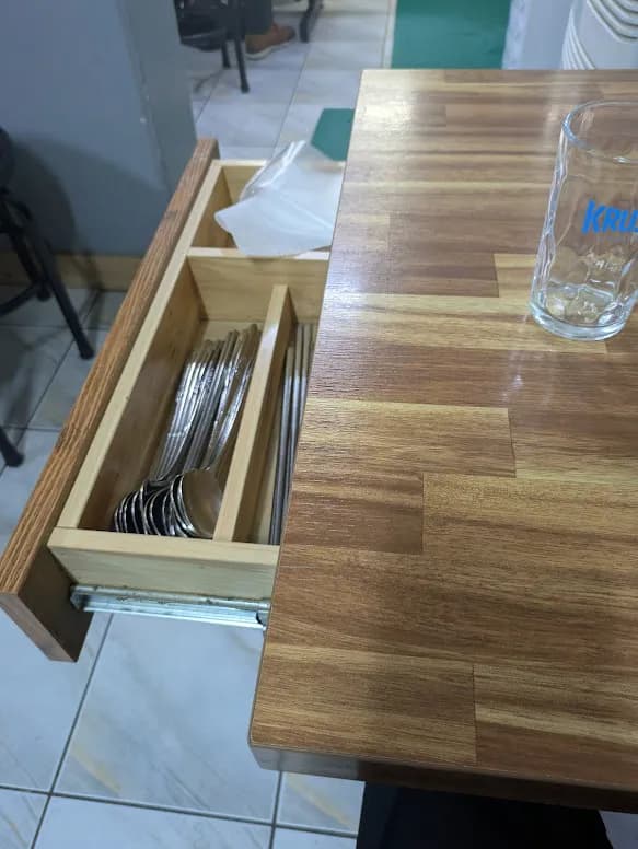 机に置かれた食器入れと栓抜き