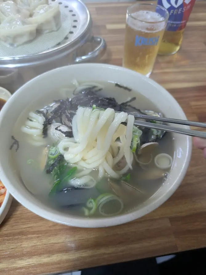 うどんのようなカルグクスの麺