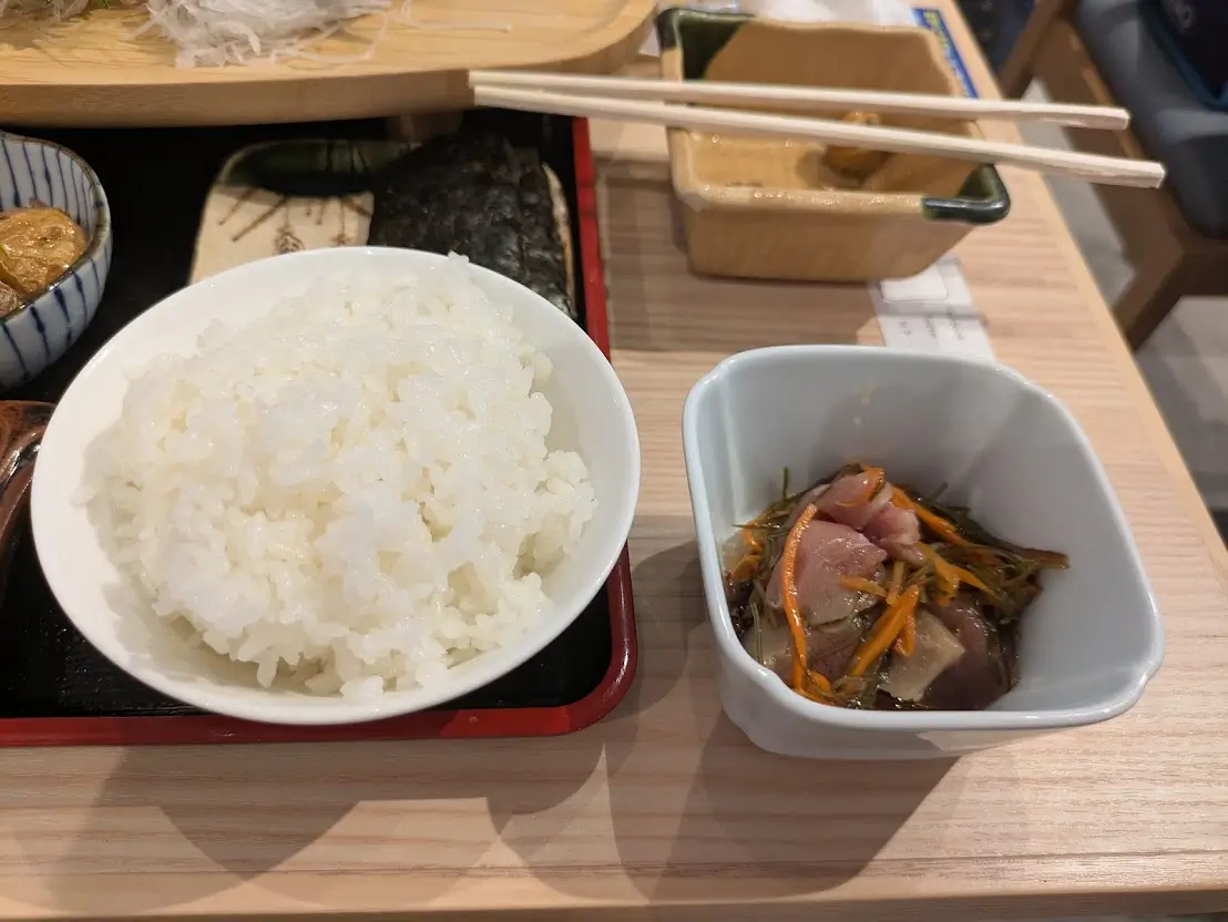 ごはんとちょい飲みセットの漬けと小鉢