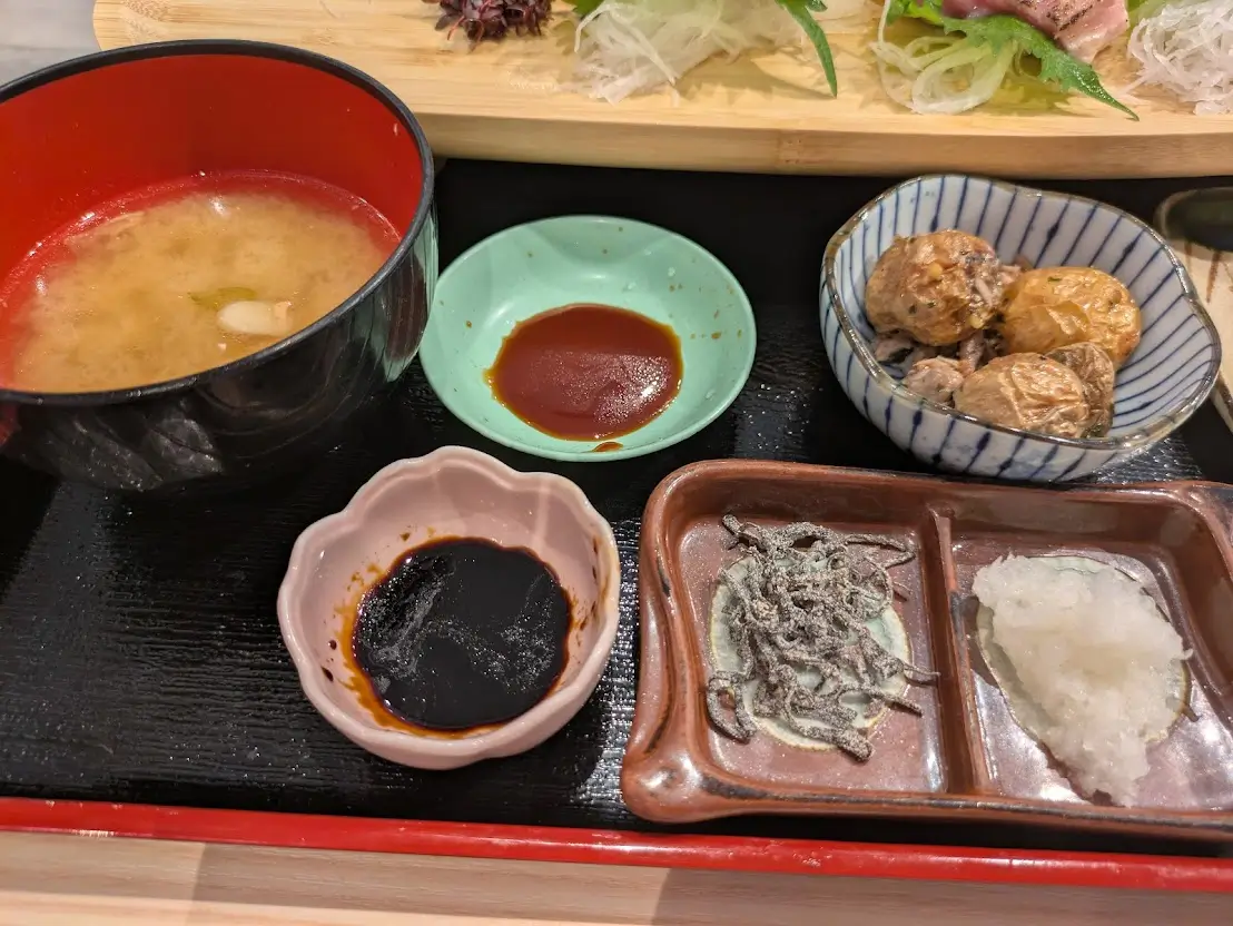 あら汁・じゃがいも・塩昆布・大根の小鉢