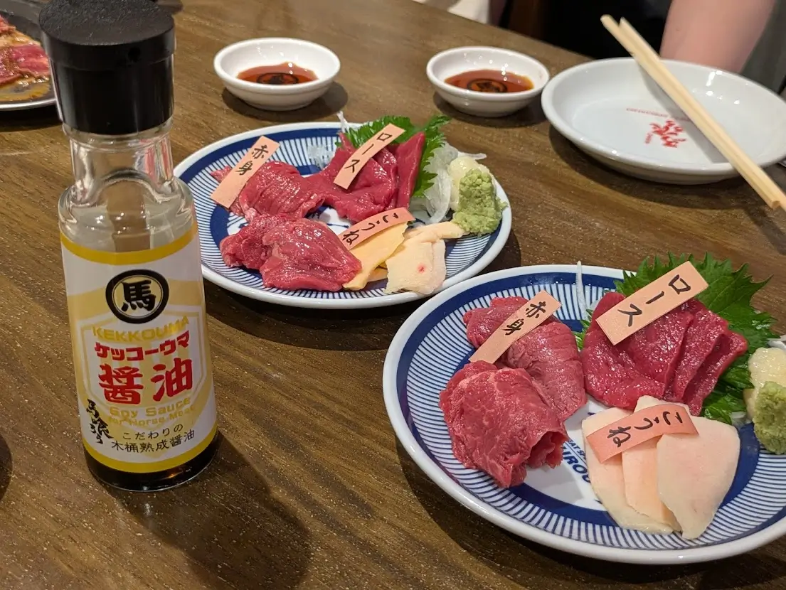 馬刺しの盛り合わせと馬の醤油ボトル