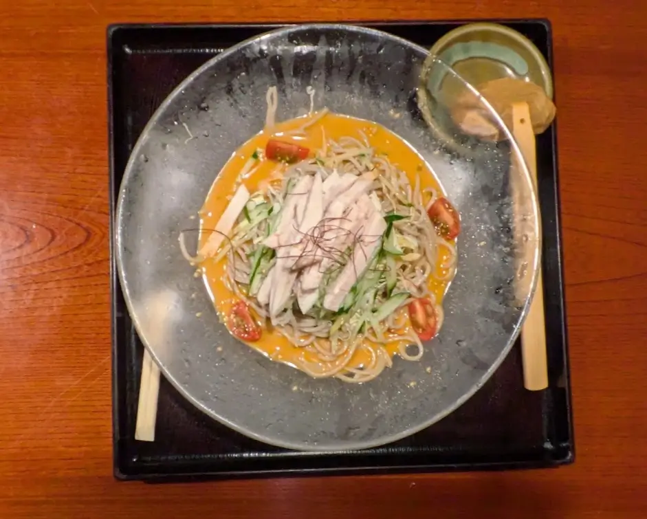 蒸し鶏とごまだれの冷やしそば