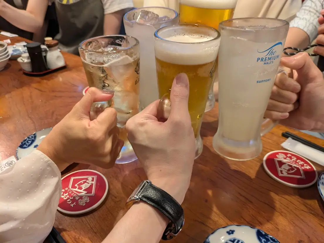 グラスを合わせて乾杯する手元