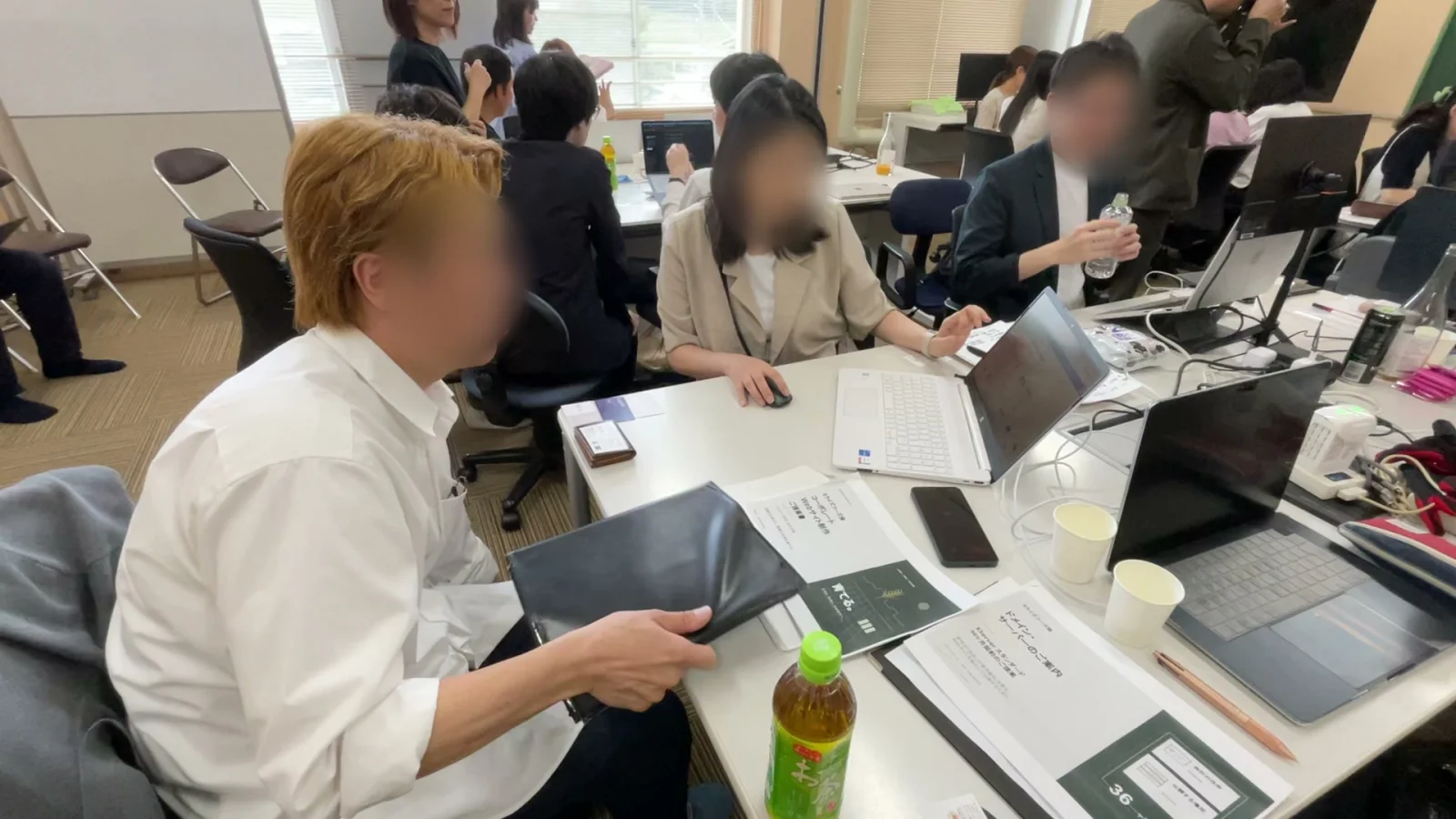 会議室で企業さんにホームページについてヒアリングしているチームメンバー