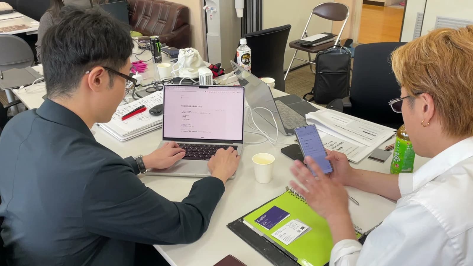 ノートパソコンを前に企業さんへヒアリングしている様子