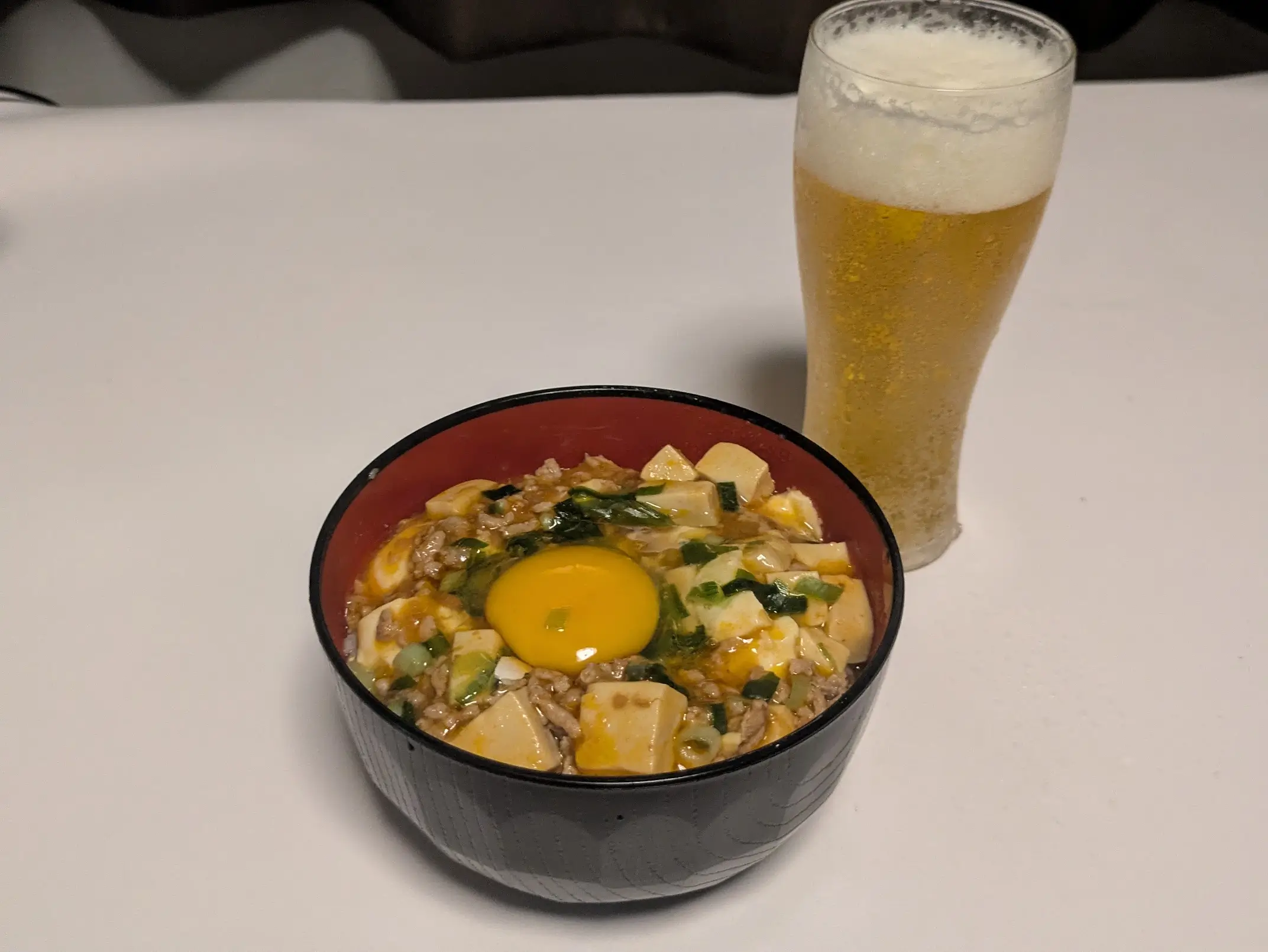 卵黄のせ麻婆丼とビール