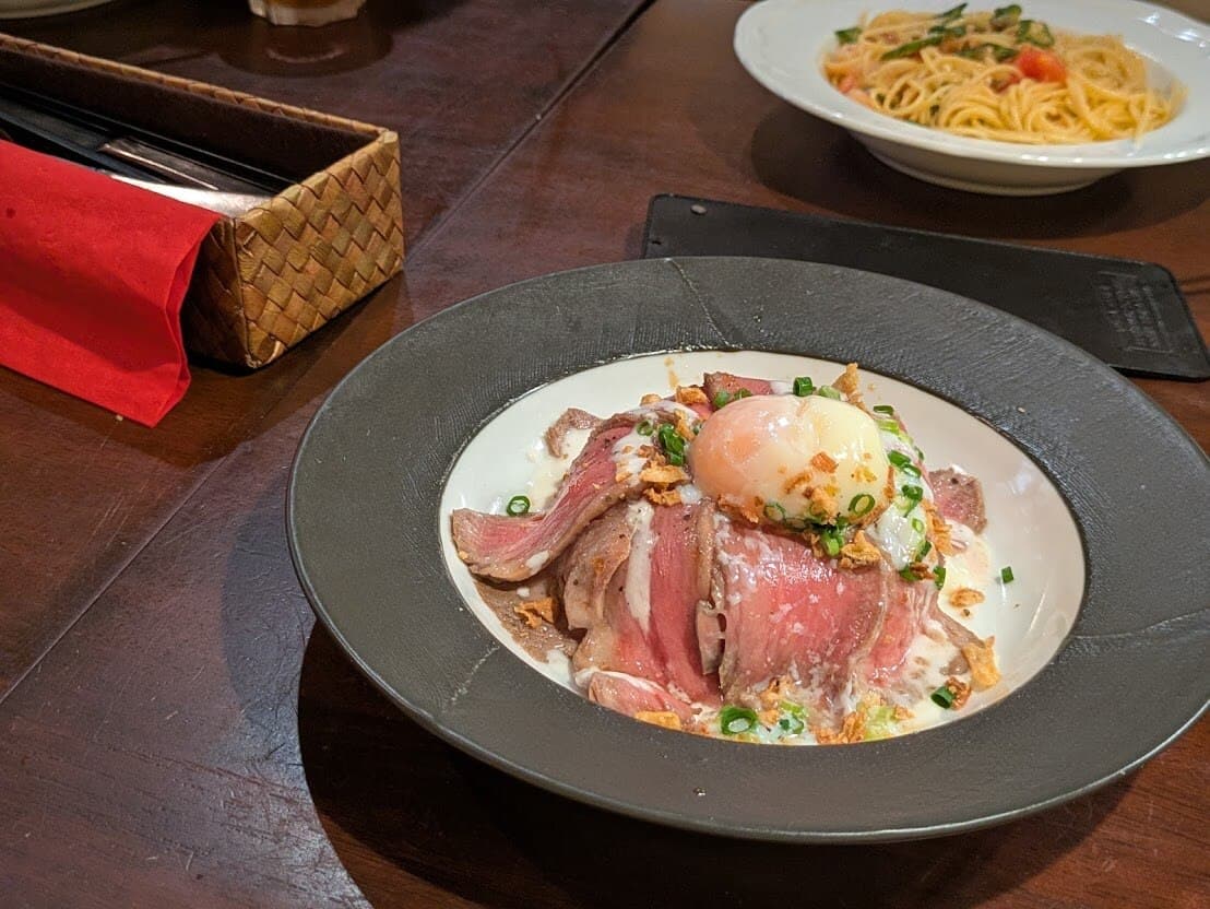 ローストビーフの丼。中にご飯が入っている