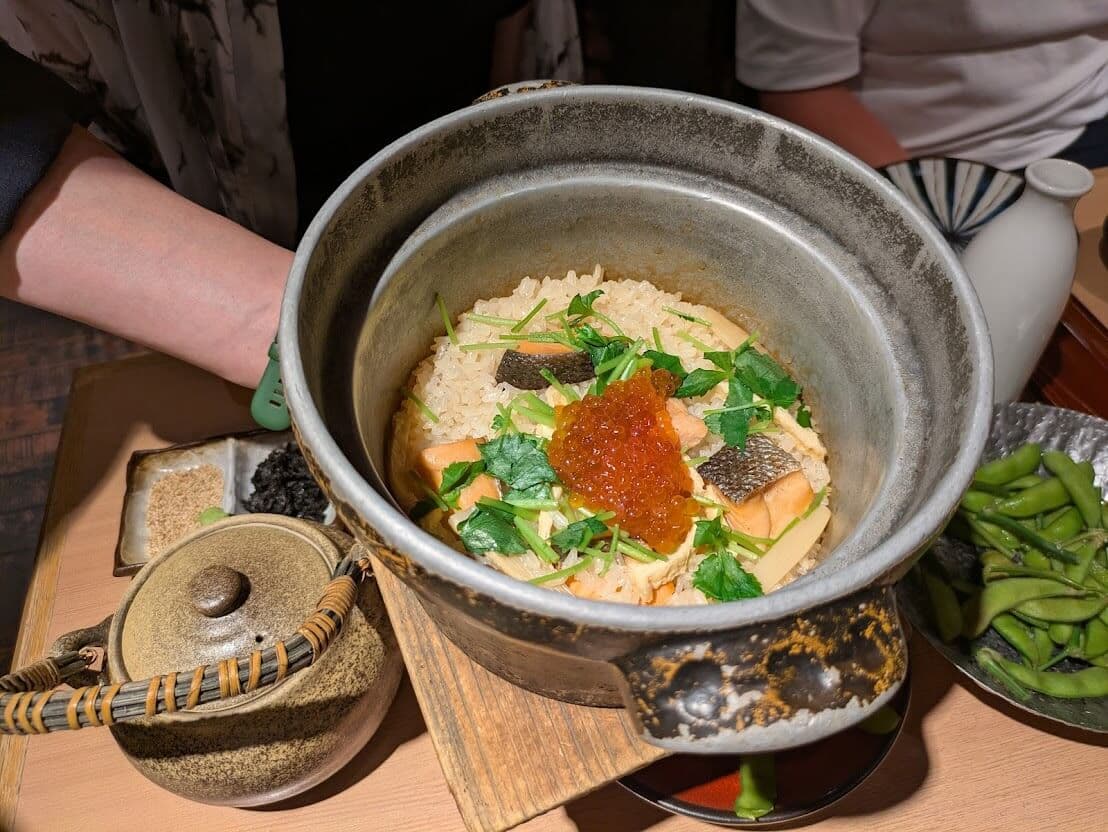 土鍋に入ったいくらと鮭の炊き込みご飯